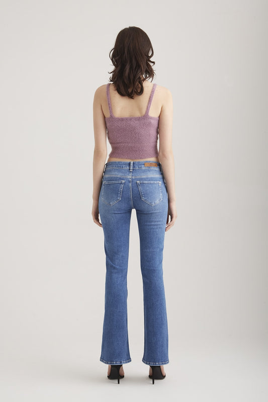 COJ Laura - Mid Waist Flared - Medium Blue Jeans für Damen, Rückansicht mit Mid Waist Bundhöhe, Flared Fit und klassischem Five-Pocket-Design