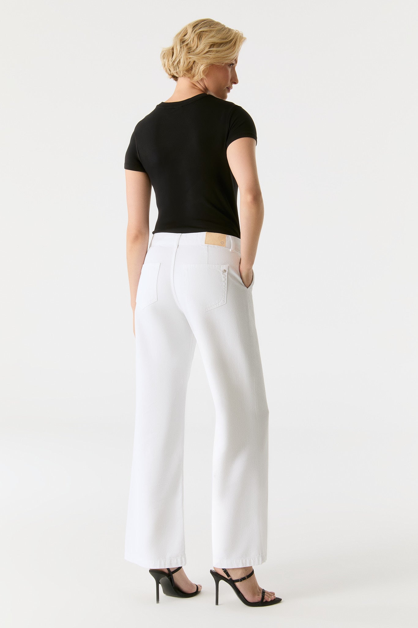 Stilvolle COJ Maxine Wide Leg White Damenhose in Weiß, mit weitem Bein und hoher Taille. Perfekt für elegante und moderne Outfits.