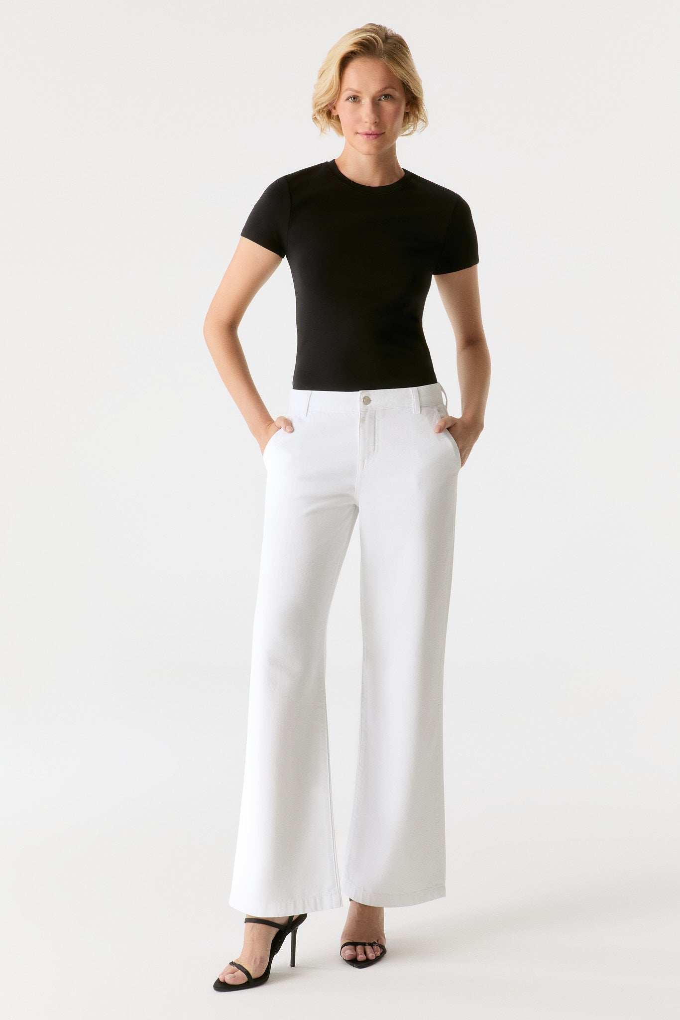 Modische COJ Maxine Wide Leg White Damenhose mit weitem Bein in strahlendem Weiß. Hochwertiger Denim-Look für vielseitige Styles.