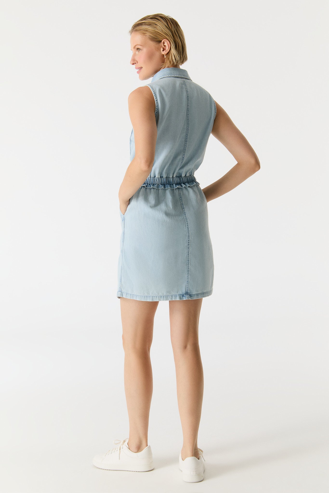 COJ Wilma Shirt Dress Light Blue – ärmelloses Jeanskleid aus hellem Denim mit elastischer Taille, Rückansicht