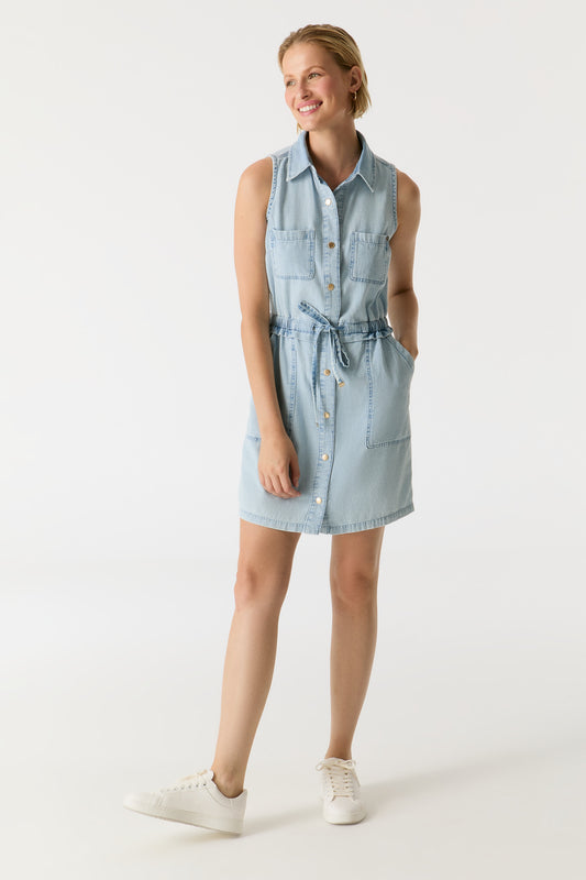 COJ Wilma Shirt Dress Light Blue – ärmelloses Jeanskleid mit Knopfleiste und Taillengürtel, Vorderansicht