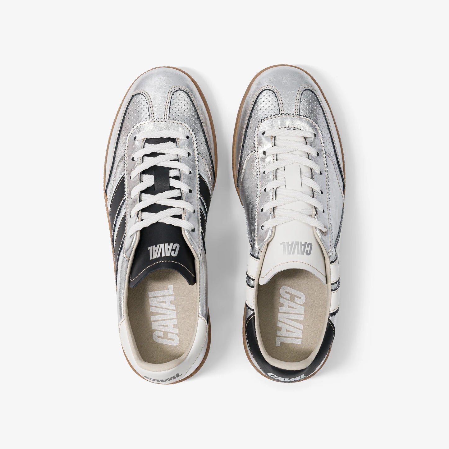 Draufsicht auf den Caval Luna Titanium Sneaker mit weißer Schnürung, silbernem Leder und Caval Branding