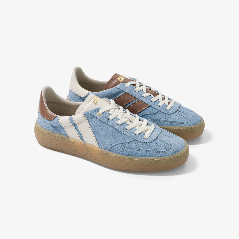 Caval Sky Latte Sneaker in der Seitenansicht mit sportlichem 90er-Jahre-Design, kontrastierenden Lederelementen und flexibler EVA-Naturgummisohle.