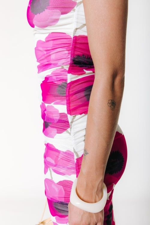 Detailansicht des Colourful Rebel Donna Printed Mesh Midi Dress mit pinkem Blumenprint und gerafftem Mesh-Stoff in figurbetonter Passform
