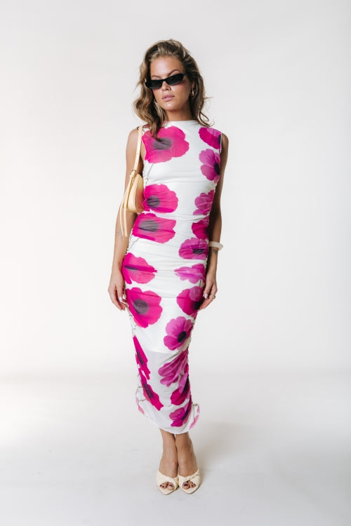 Colourful Rebel Donna Printed Mesh Midi Dress in Weiß mit pinkem Blumenprint, figurbetontes Midi-Kleid aus Mesh in der Frontansicht