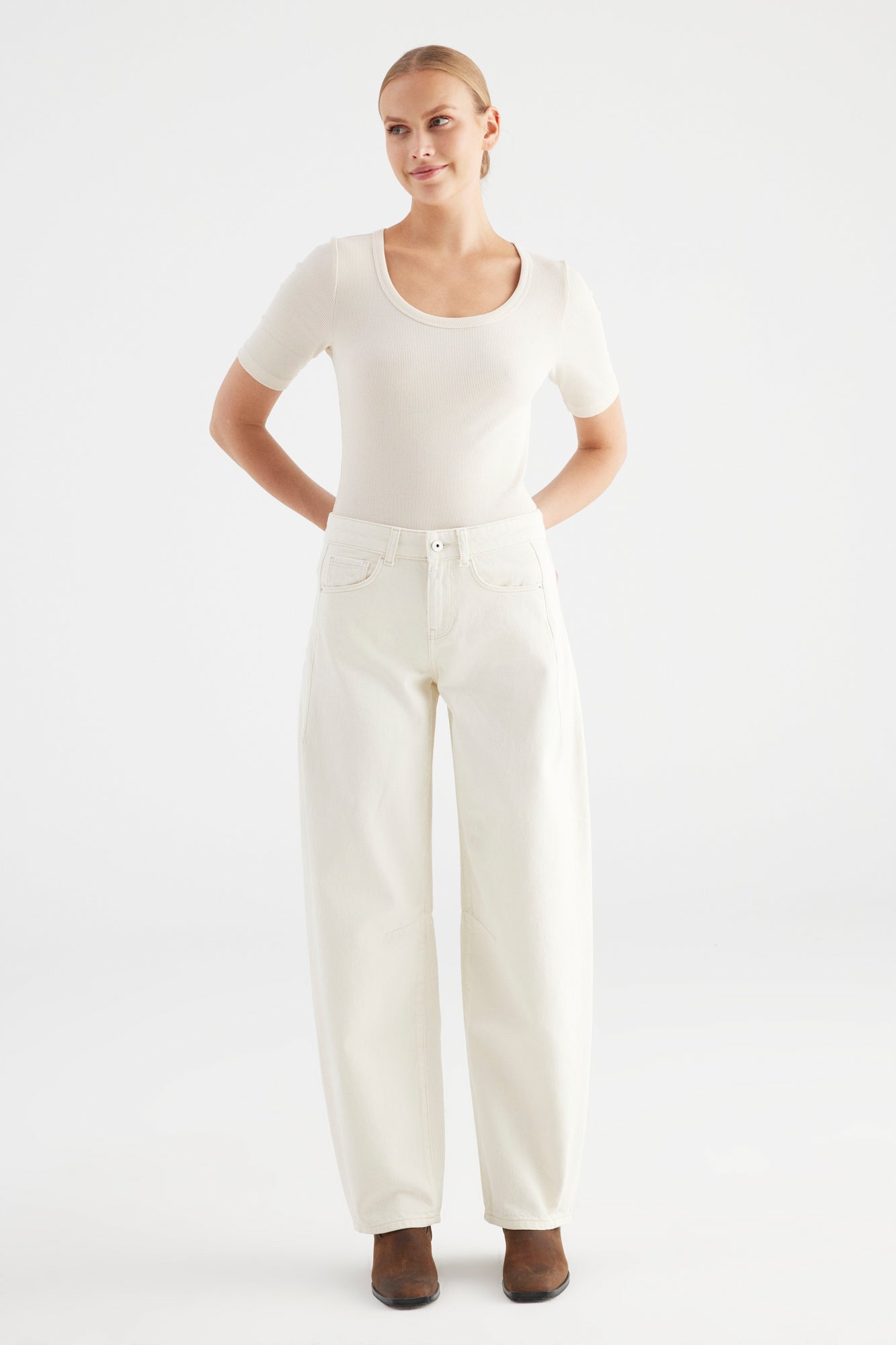 Cup Of Joe Clara - Mid Waist Barrel - Ecru, Damen Jeans in heller Ecru Waschung mit Mid Waist und Barrel Fit, Frontansicht