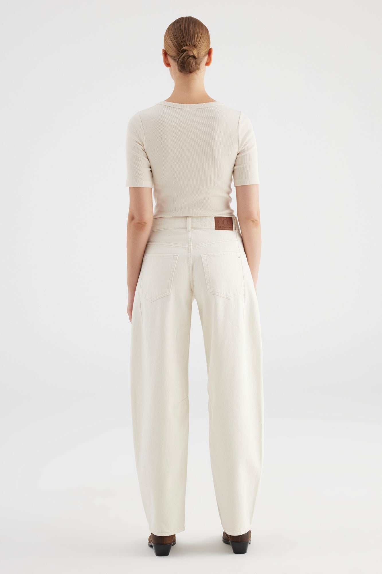 Cup Of Joe Clara - Mid Waist Barrel - Ecru, Damen Jeans in Ecru mit Barrel Fit und mittlerer Bundhöhe, Rückansicht mit Gesäßtaschen