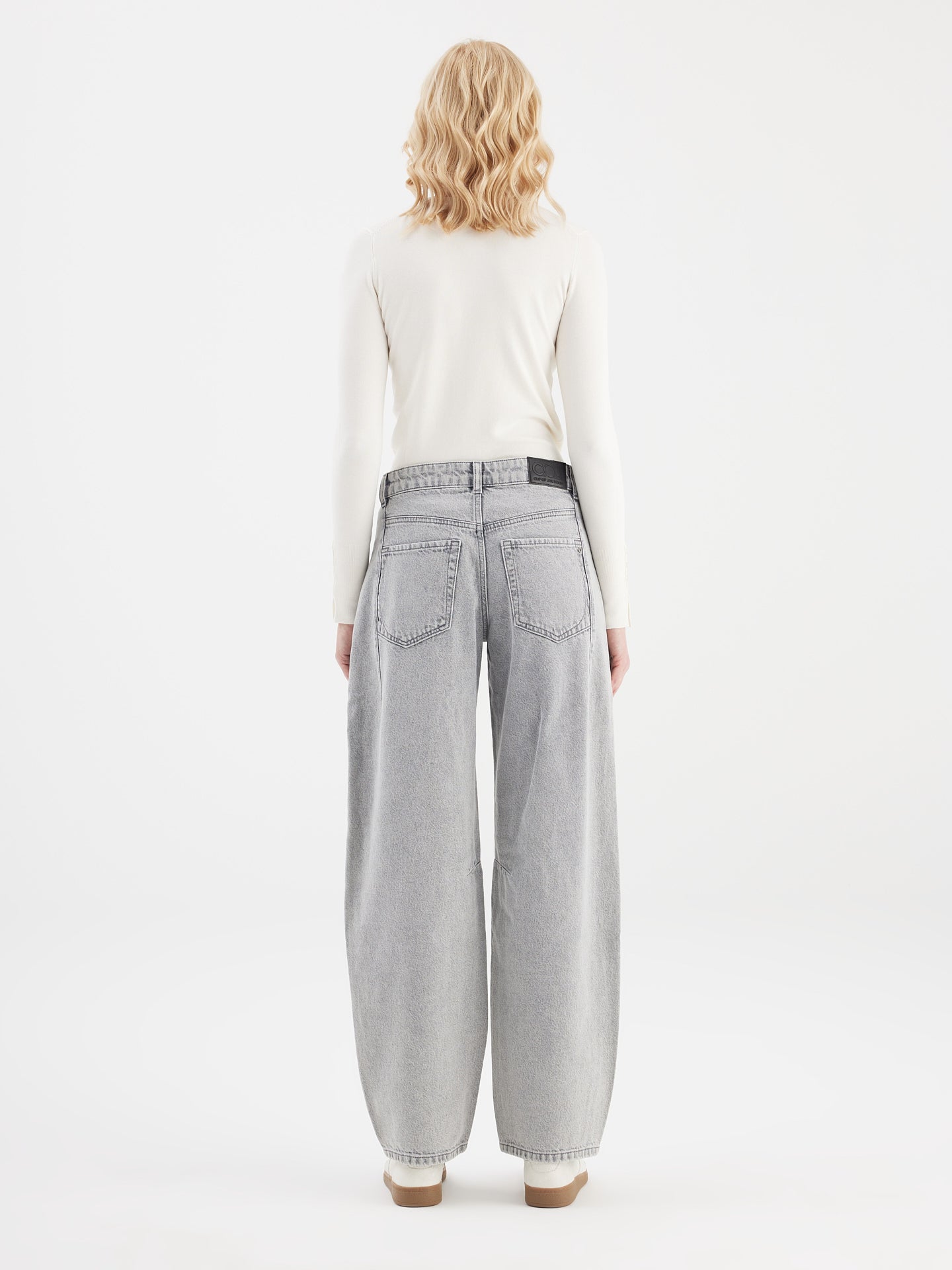 Cup Of Joe Clara - Mid Waist Barrel - Marble Grey, Detailansicht der grauen Jeans mit Taschen, Nähten und Mid Waist Passform