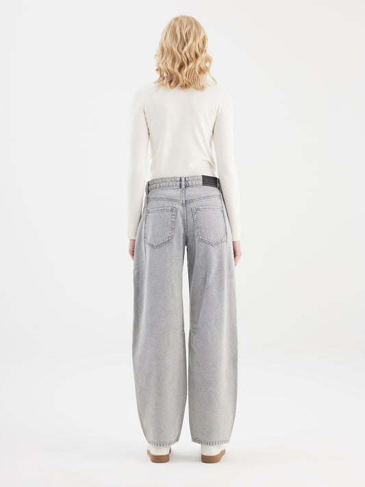 Cup Of Joe Clara - Mid Waist Barrel - Marble Grey, Detailansicht der grauen Jeans mit Taschen, Nähten und Mid Waist Passform
