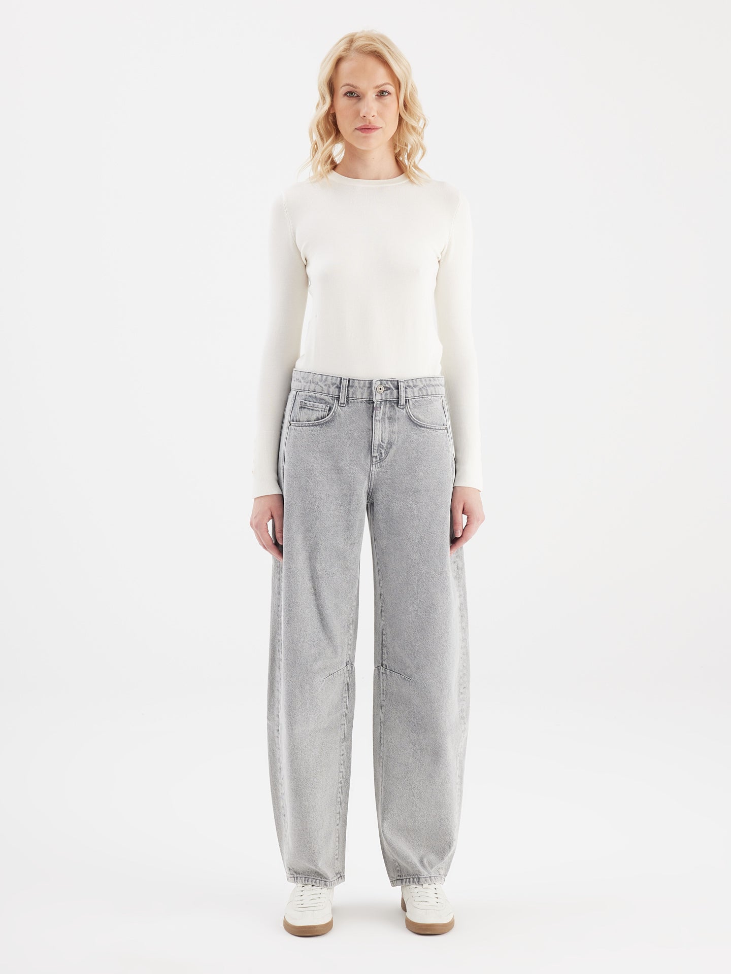 Cup Of Joe Clara - Mid Waist Barrel - Marble Grey, Damen Jeans im Barrel Fit mit Mid Waist und grauer Waschung, Rückansicht mit Gesäßtaschen