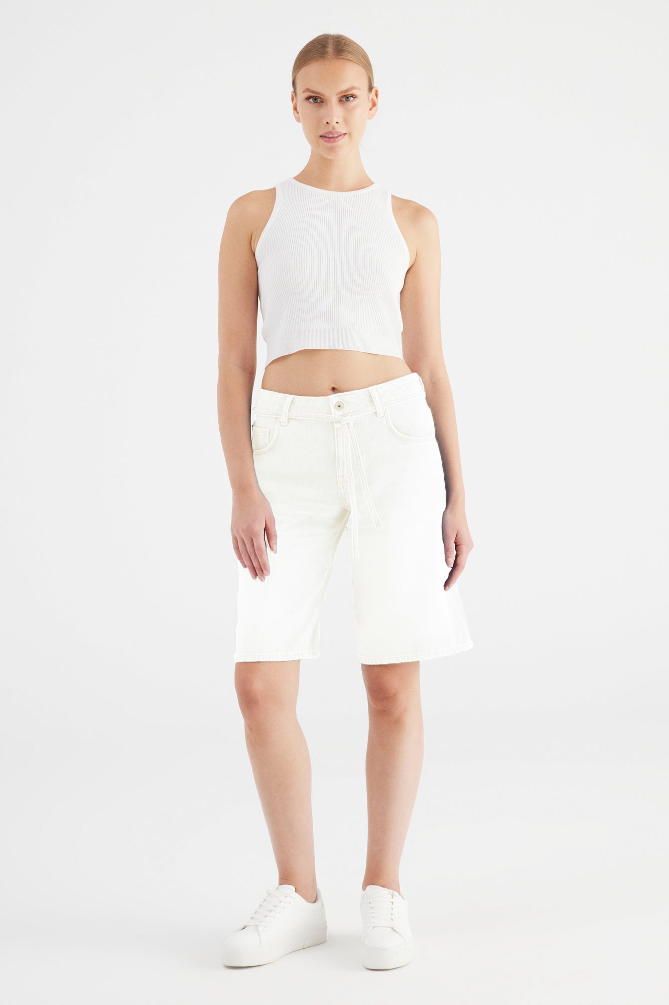 Cup Of Joe Harper - Ecru Damen Jeansshorts mit weitem Bein und heller Waschung, Frontansicht kombiniert mit weißem Top und Sneakern