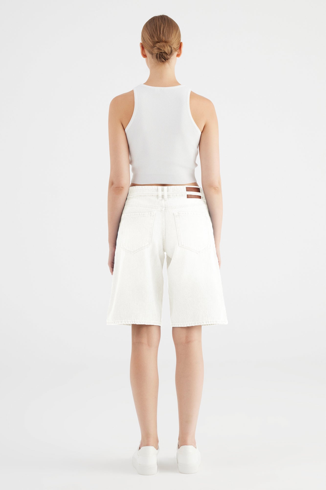 Cup Of Joe Harper - Ecru Damen Jeansshorts in heller Ecru-Waschung, Rückansicht mit weitem Bein und modernem Schnitt