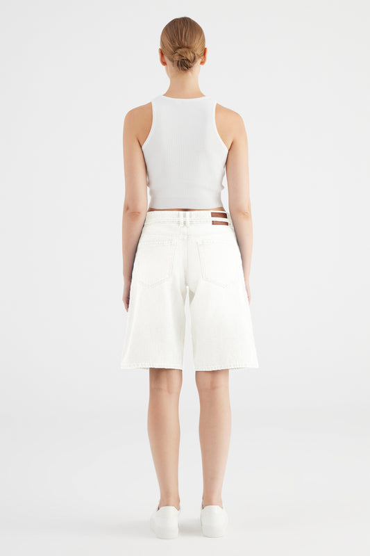 Cup Of Joe Harper - Ecru Damen Jeansshorts in heller Ecru-Waschung, Rückansicht mit weitem Bein und modernem Schnitt