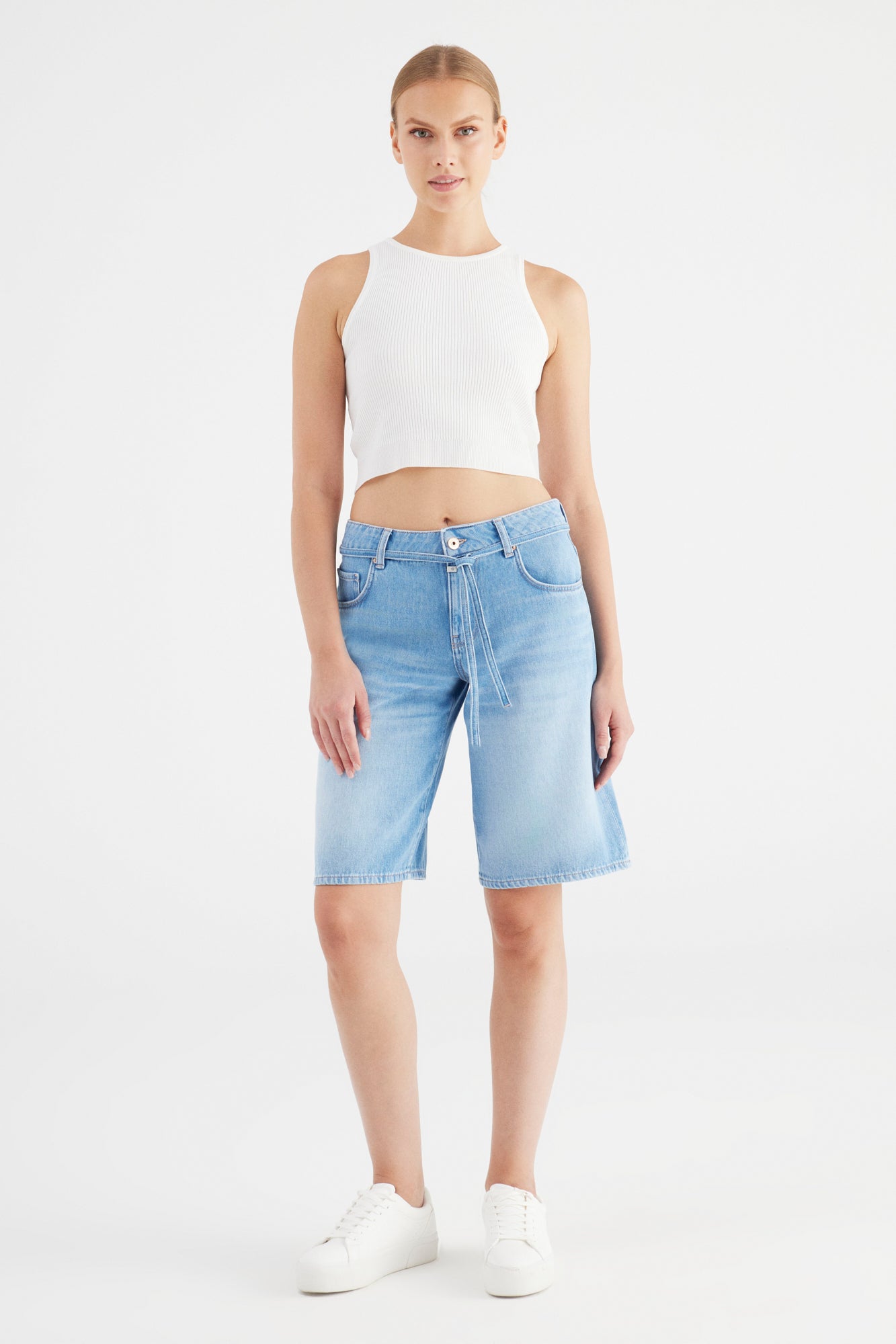 Cup Of Joe Harper - Light Blue Damen Jeans Shorts Frontansicht am Model mit weißem Crop-Top und Sneakern