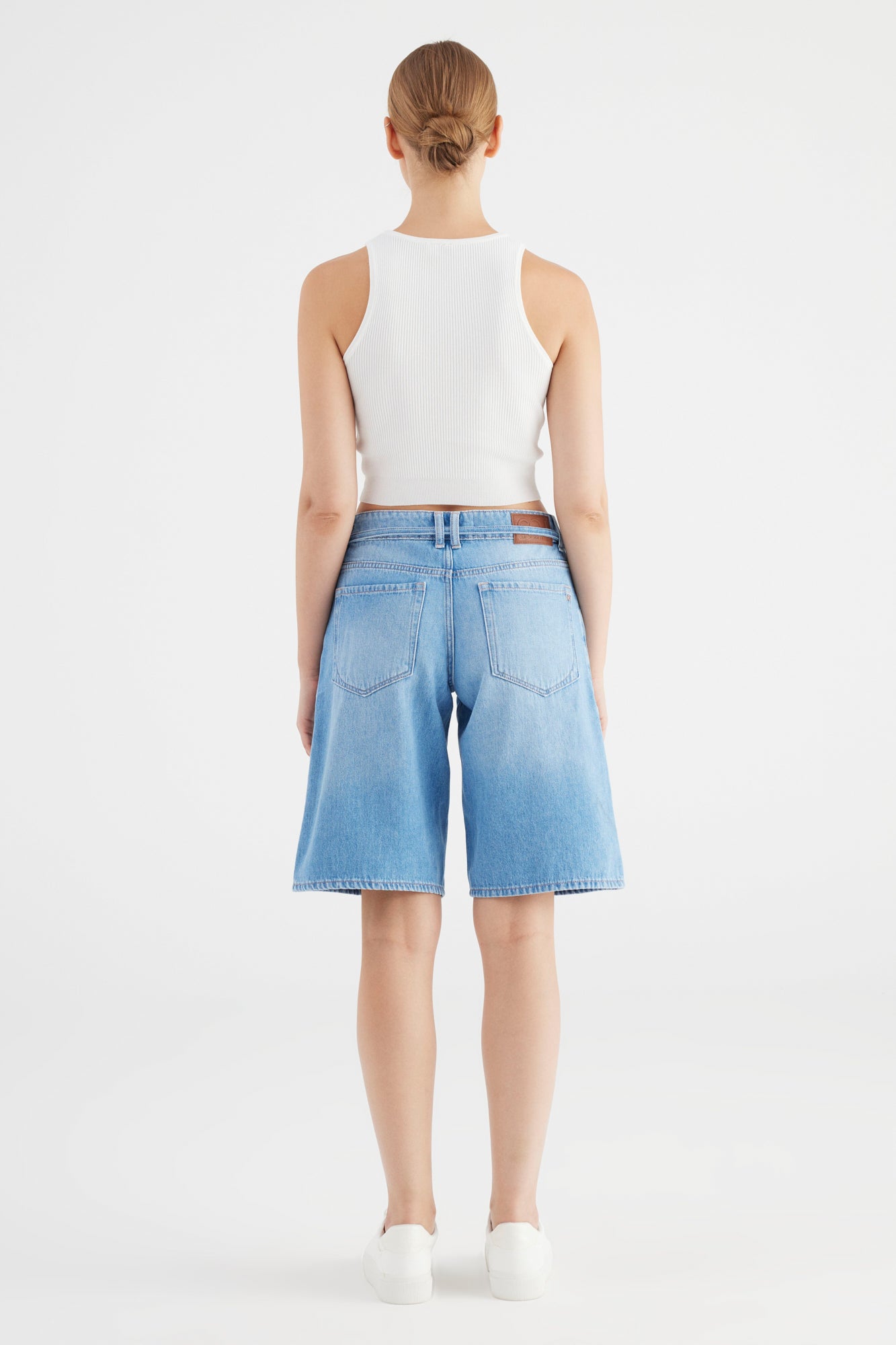Cup Of Joe Harper - Light Blue Damen Jeans Shorts in heller Waschung Rückansicht am Model mit weißem Top und Sneakern