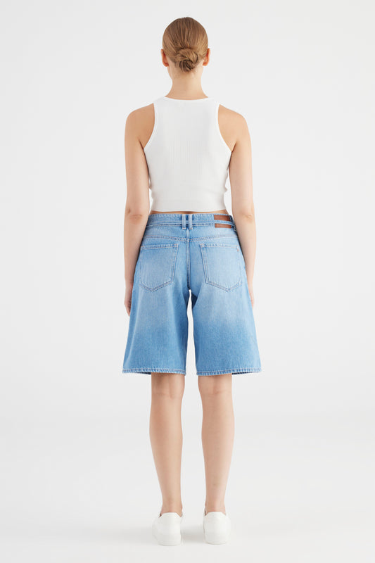 Cup Of Joe Harper - Light Blue Damen Jeans Shorts in heller Waschung Rückansicht am Model mit weißem Top und Sneakern