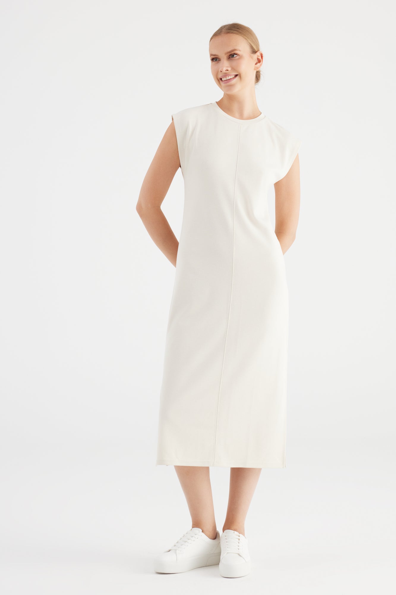 Cup Of Joe Marcia - Stone Damen Kleid Frontansicht in neutralem Stone-Ton mit minimalistischem Design und Midi-Länge