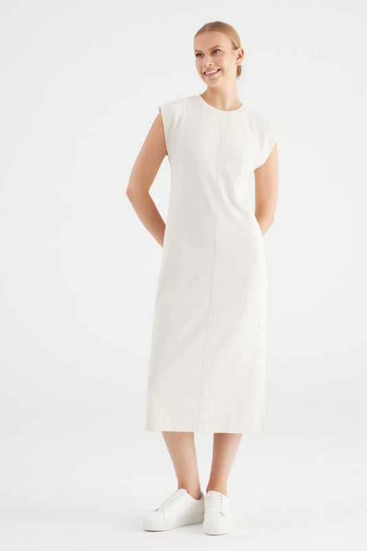 Cup Of Joe Marcia - Stone Damen Kleid Frontansicht in neutralem Stone-Ton mit minimalistischem Design und Midi-Länge