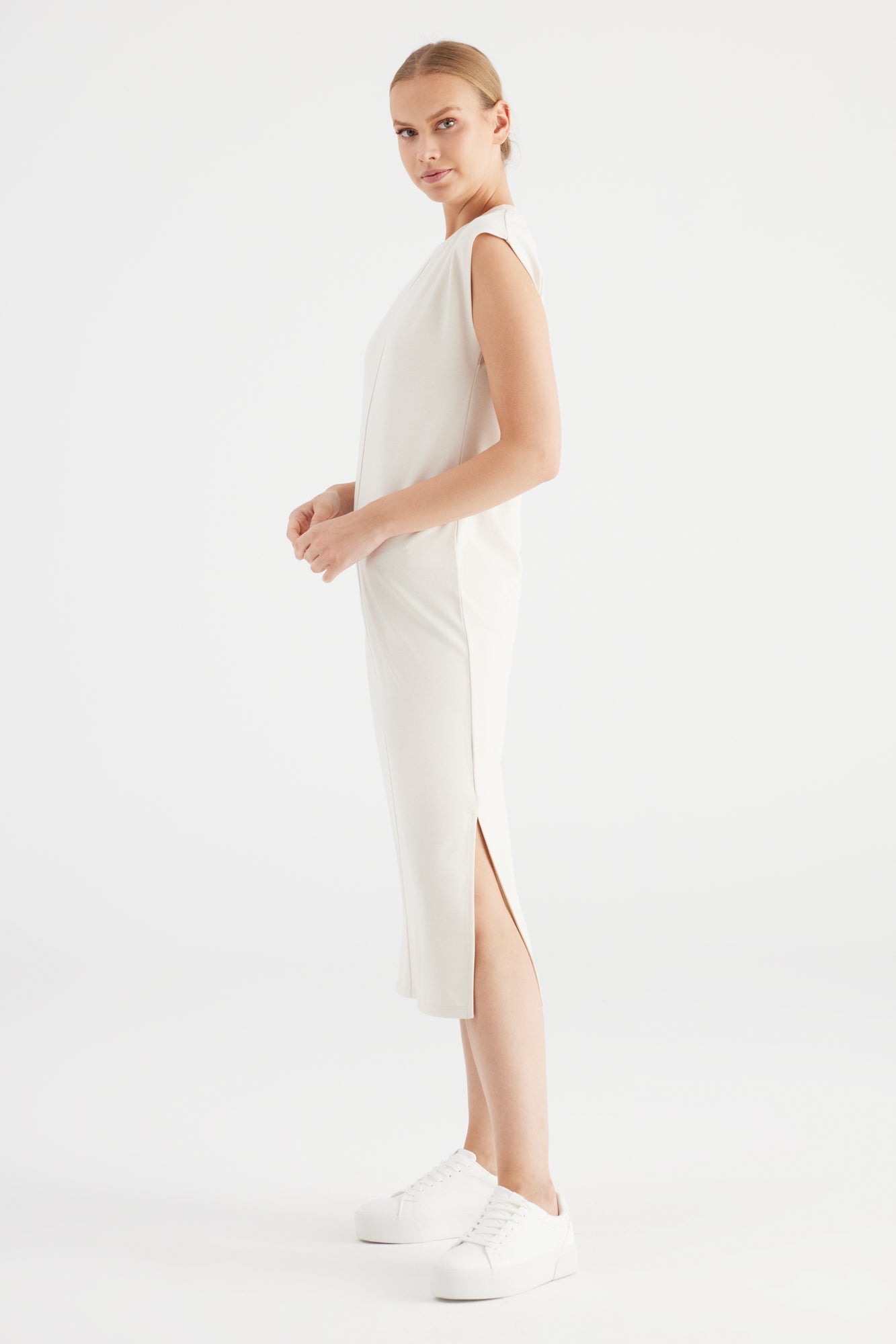 Cup Of Joe Marcia - Stone Damen Kleid Seitenansicht mit seitlichem Schlitz und schlichtem, figurbetontem Schnitt