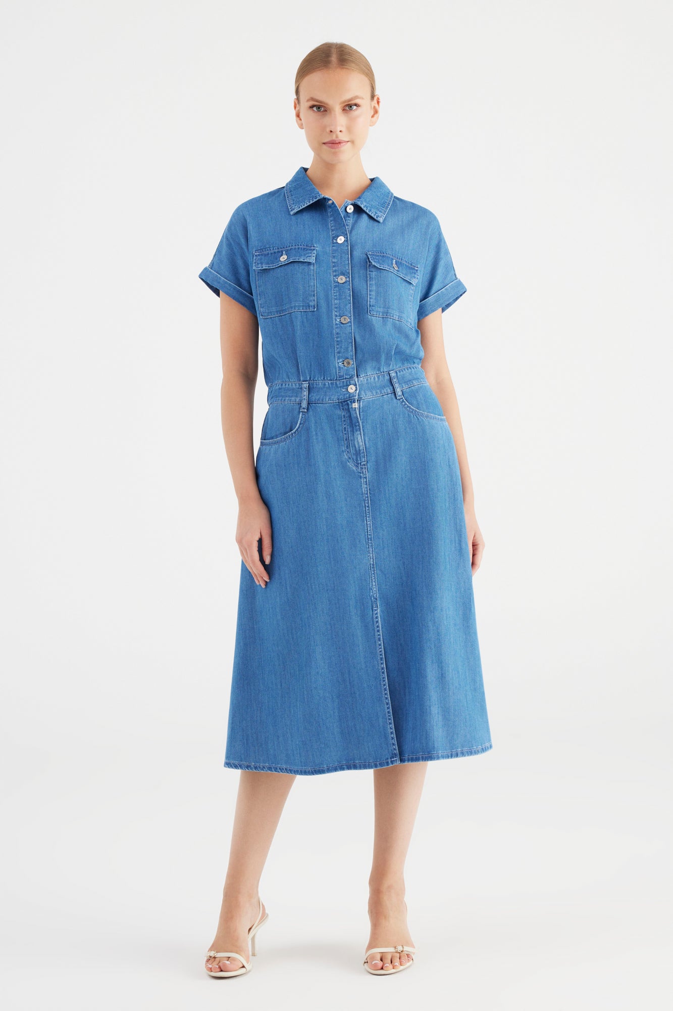 Cup Of Joe Simona - Medium Blue Damen Jeanskleid Frontansicht mit Knopfleiste, Brusttaschen und mittellanger Passform