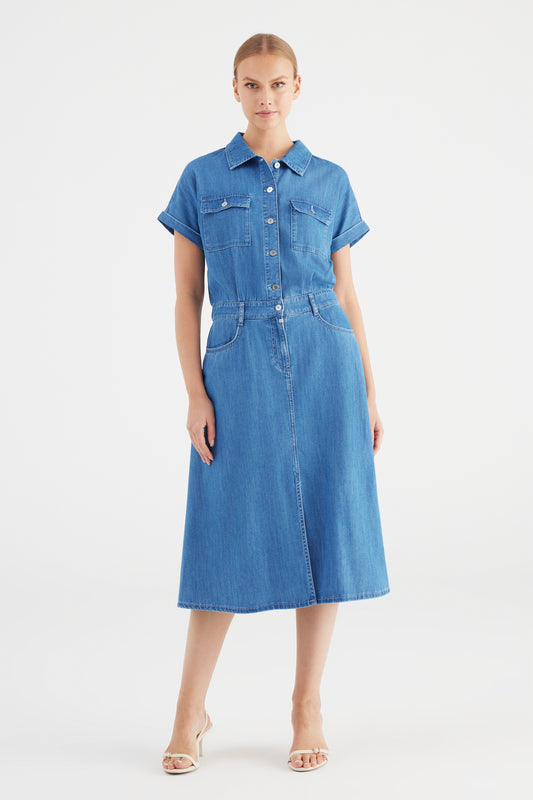 Cup Of Joe Simona - Medium Blue Damen Jeanskleid Frontansicht mit Knopfleiste, Brusttaschen und mittellanger Passform