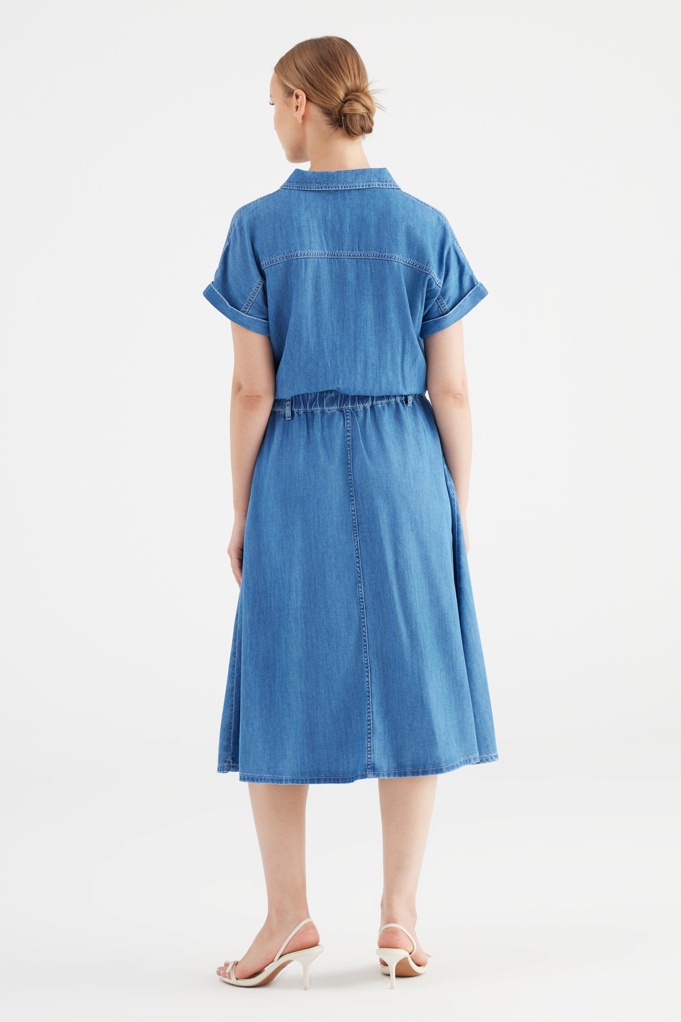 Cup Of Joe Simona - Medium Blue Damen Jeanskleid Rückansicht in mittlerer Waschung mit tailliertem Schnitt und kurzem Arm
