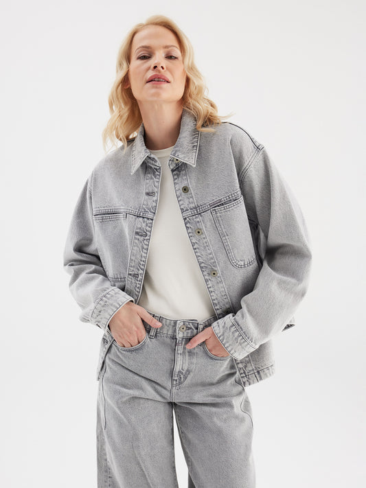 Cup Of Joe Tamara - Marble Grey Damen Jeansjacke Frontansicht mit Knopfleiste, Brusttaschen und grauer Marble-Waschung