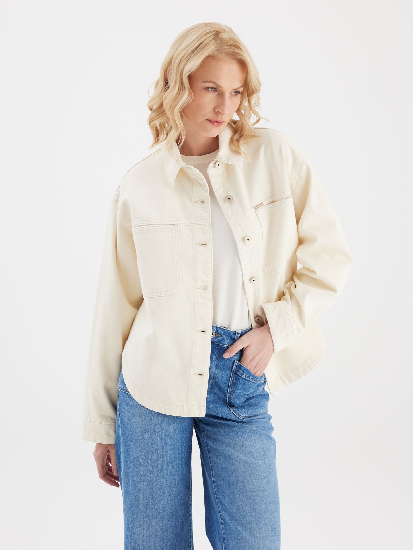 Cup Of Joe Tamara Oversized Denim Jacket - Ecru moderne Oversized Jeansjacke für Damen in heller Denim-Optik kombiniert mit blauer Jeans