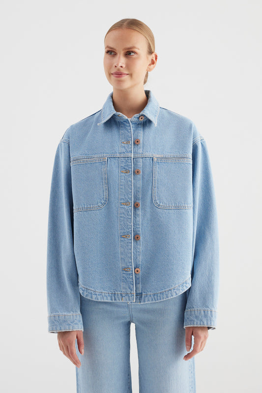 Cup Of Joe Tamara Oversized Denim Jacket - Light Blue Damen Jeansjacke Frontansicht mit Knopfleiste und großen Taschen im Oversized Fit