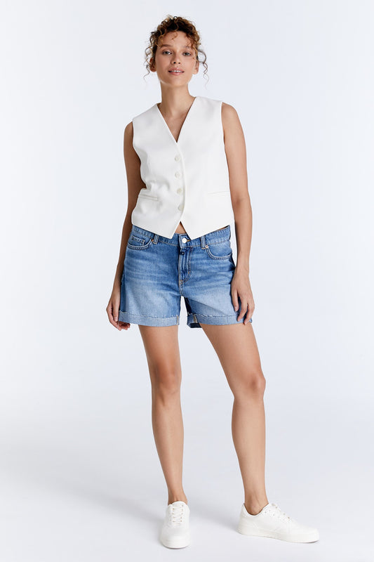 Cup Of Joe Tracy - Medium Blue Damen Jeans Shorts Frontansicht am Model kombiniert mit weißer Weste und Sneakern