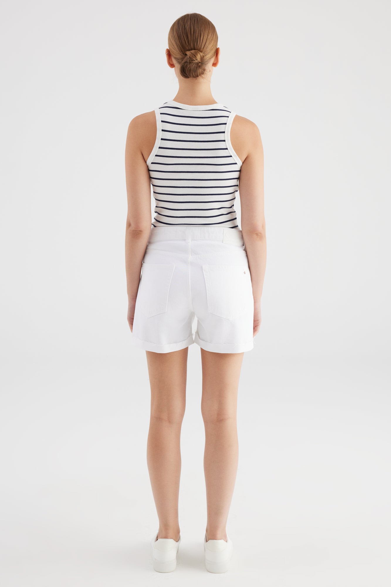 Cup Of Joe Tracy - White Damen Shorts in Weiß Rückansicht am Model kombiniert mit gestreiftem Top