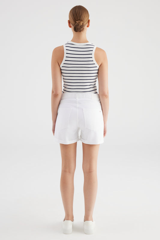 Cup Of Joe Tracy - White Damen Shorts in Weiß Rückansicht am Model kombiniert mit gestreiftem Top
