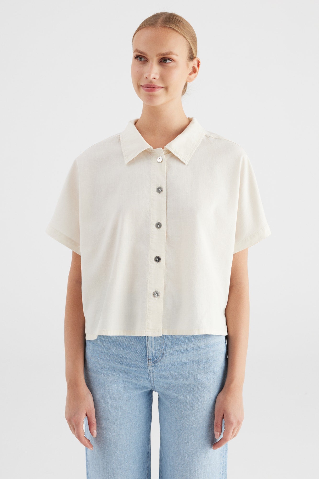 Cup of Joe Jennifer Short Sleeve Shirt - Ecru in Frontansicht, modernes Kurzarm-Hemd mit Knopfleiste und klassischem Kragen in heller Ecru-Farbe.