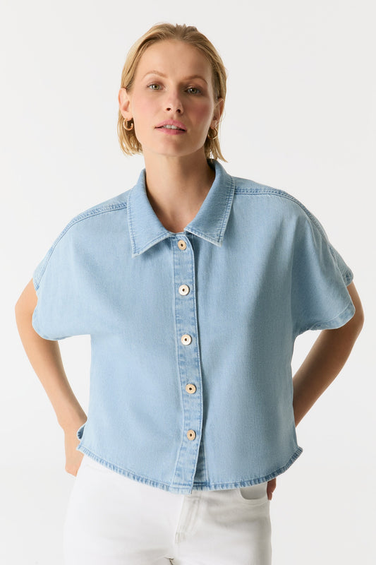 Cup of Joe Jennifer Short Sleeve Shirt - Light Blue in Frontansicht, modernes Denim-Hemd mit Knopfleiste, Kurzarm und lässigem, leicht verkürztem Schnitt.