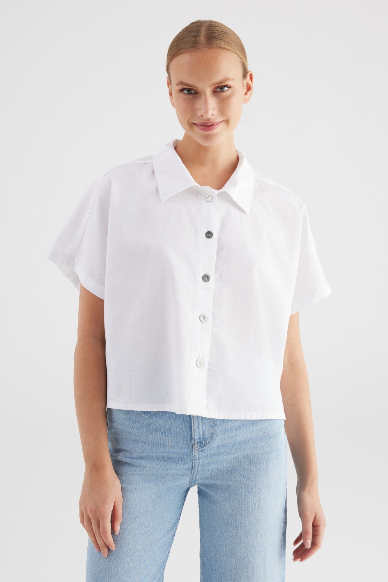 Cup of Joe Jennifer Short Sleeve Shirt - White in Frontansicht, locker geschnittenes Kurzarm-Hemd mit Hemdkragen und Knopfleiste in klassischem Weiß.