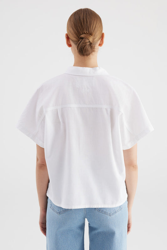 Cup of Joe Jennifer Short Sleeve Shirt - White in Rückansicht, modernes Kurzarm-Hemd mit lockerem Schnitt und leicht verkürzter Silhouette in Weiß.