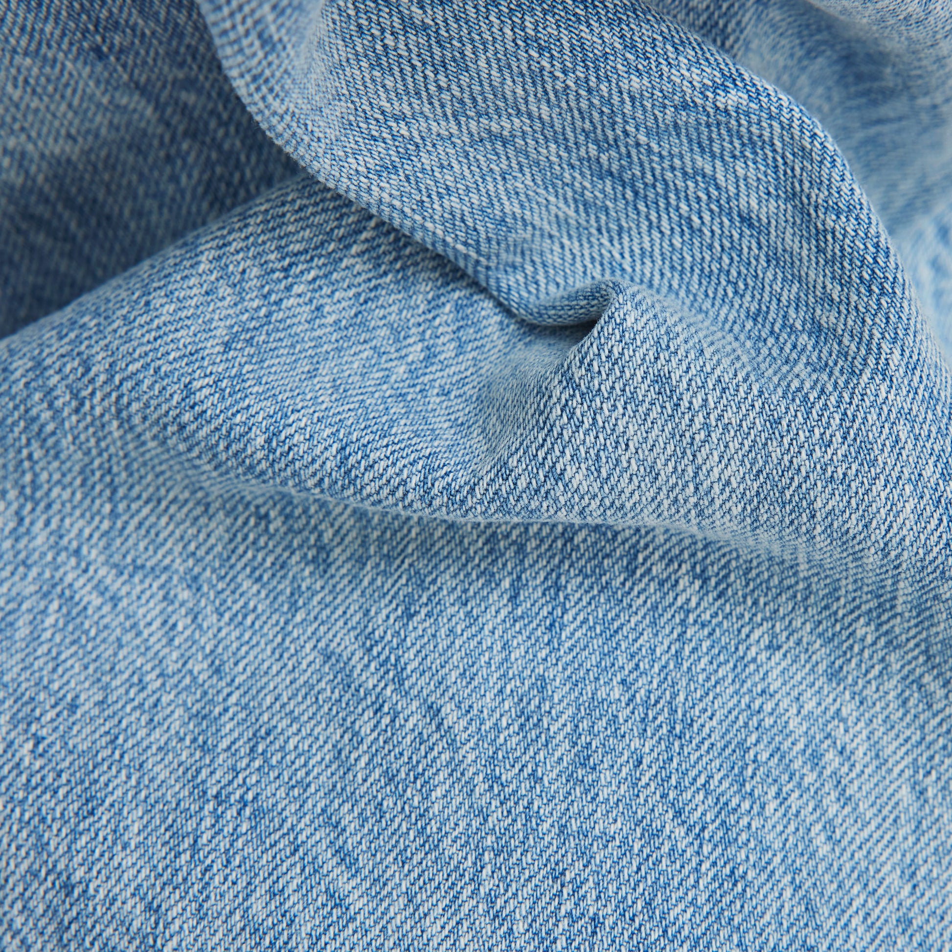 Nahaufnahme des hellblauen Denim-Stoffs der Damen Latzhose von G-Star mit sichtbarer Struktur und feinem Webmuster.