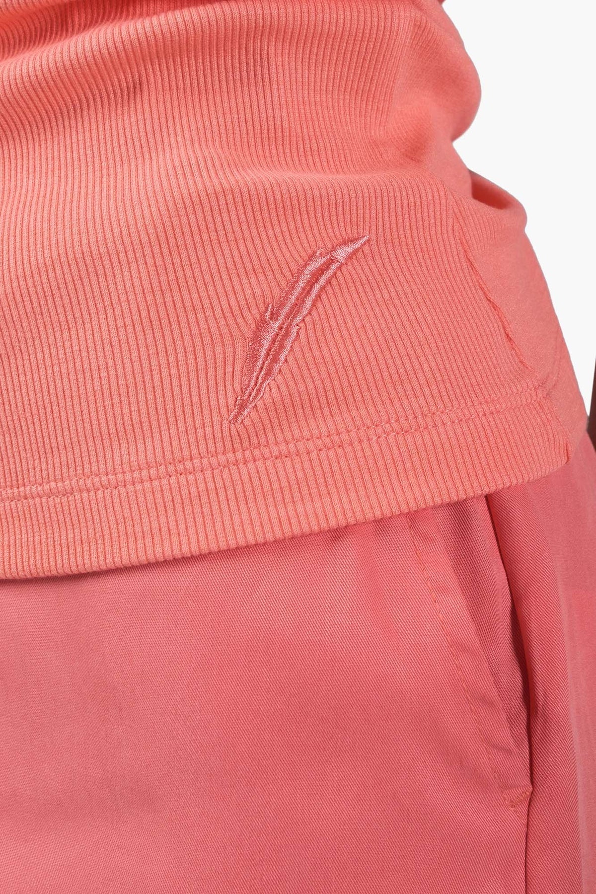 Nahaufnahme vom Saum des Kleinigkeit Topsi Mabuse Peach Tanktops mit gesticktem Feder-Detail
