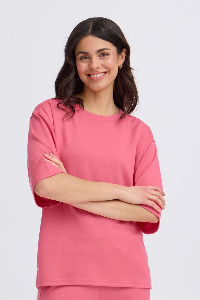 Frontansicht des Fransa Aurora Shirt - Honeysuckle: schlichtes Damen T-Shirt in kräftigem Rosa mit Rundhalsausschnitt, halblangen Ärmeln und bequemer Passform.
