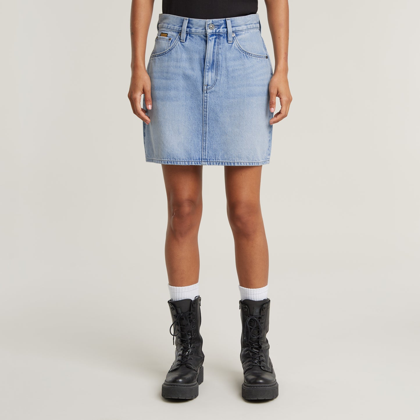 Frontansicht des G-Star Viktoria Short Skirt Sun Faded Blue Cape am Model mit sichtbarer 5-Pocket-Konstruktion
