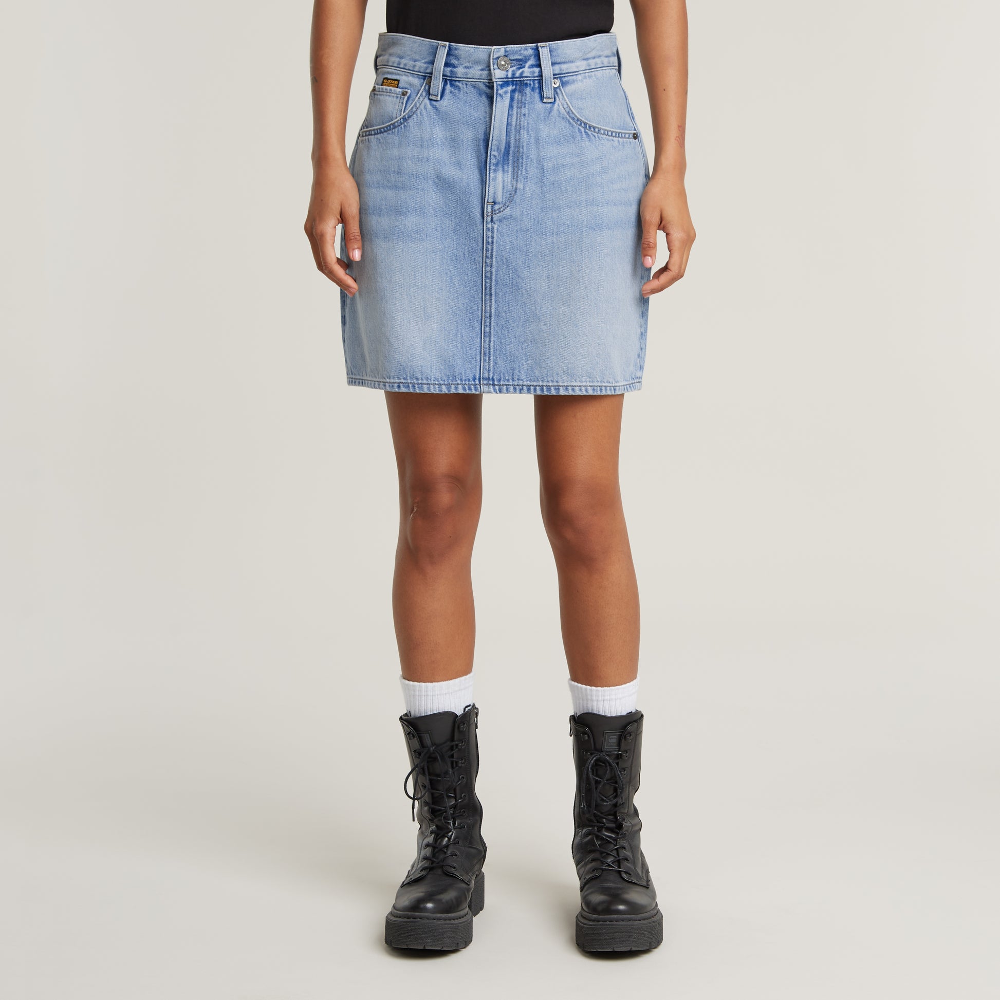 Frontansicht des G-Star Viktoria Short Skirt Sun Faded Blue Cape am Model mit sichtbarer 5-Pocket-Konstruktion