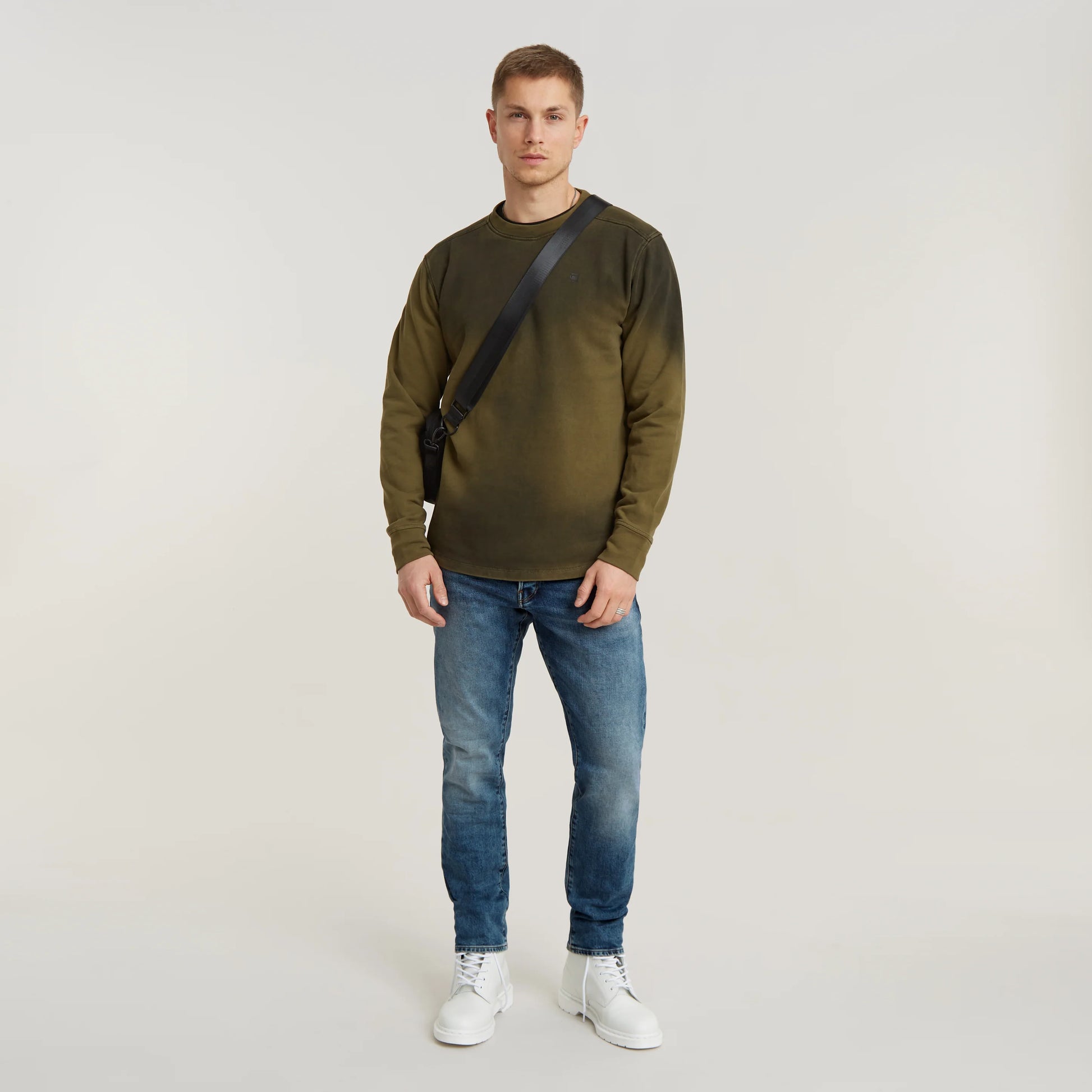 Kompletter Look mit der G-Star 3301 - Regular Tapered Jeans in Vintage Azure an einem Modell