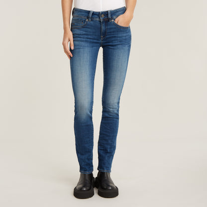 Frontalansicht der G-Star Midge Straight Jeans in Medium Indigo Aged, präsentiert mit minimalistischen schwarzen Boots.