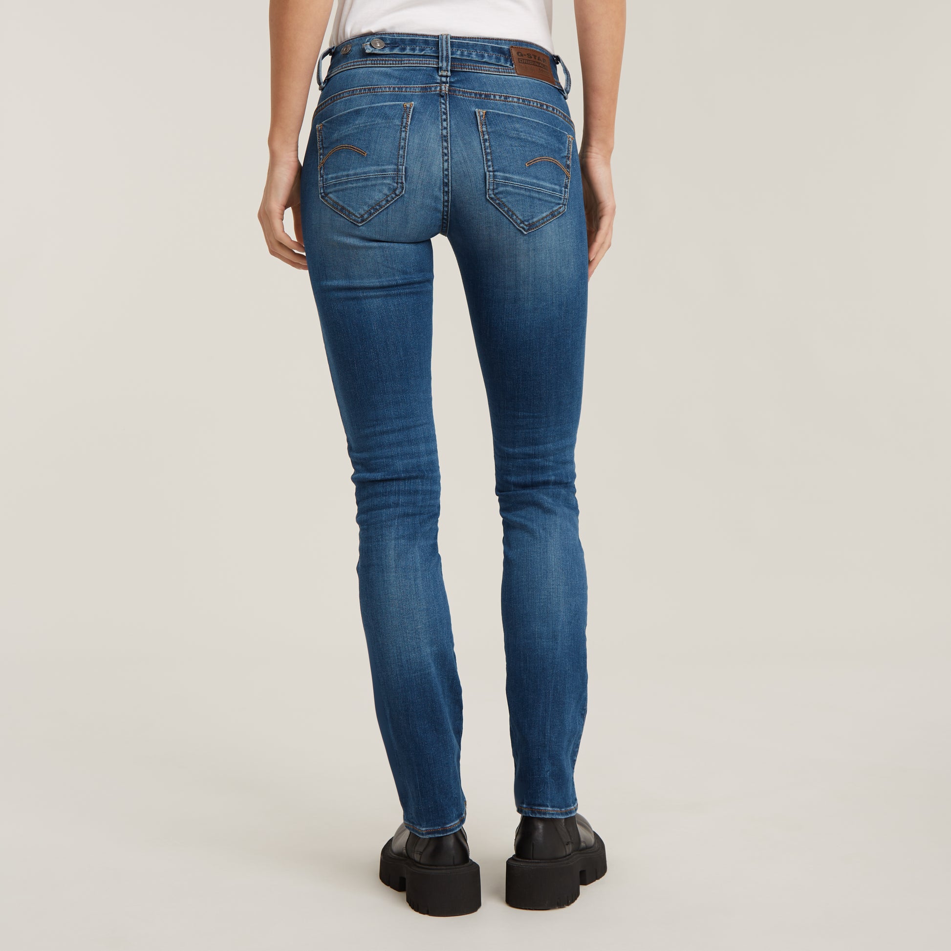 Rückansicht der G-Star Midge Straight Jeans in Medium Indigo Aged mit figurbetonter Passform und klassischen Nähten.