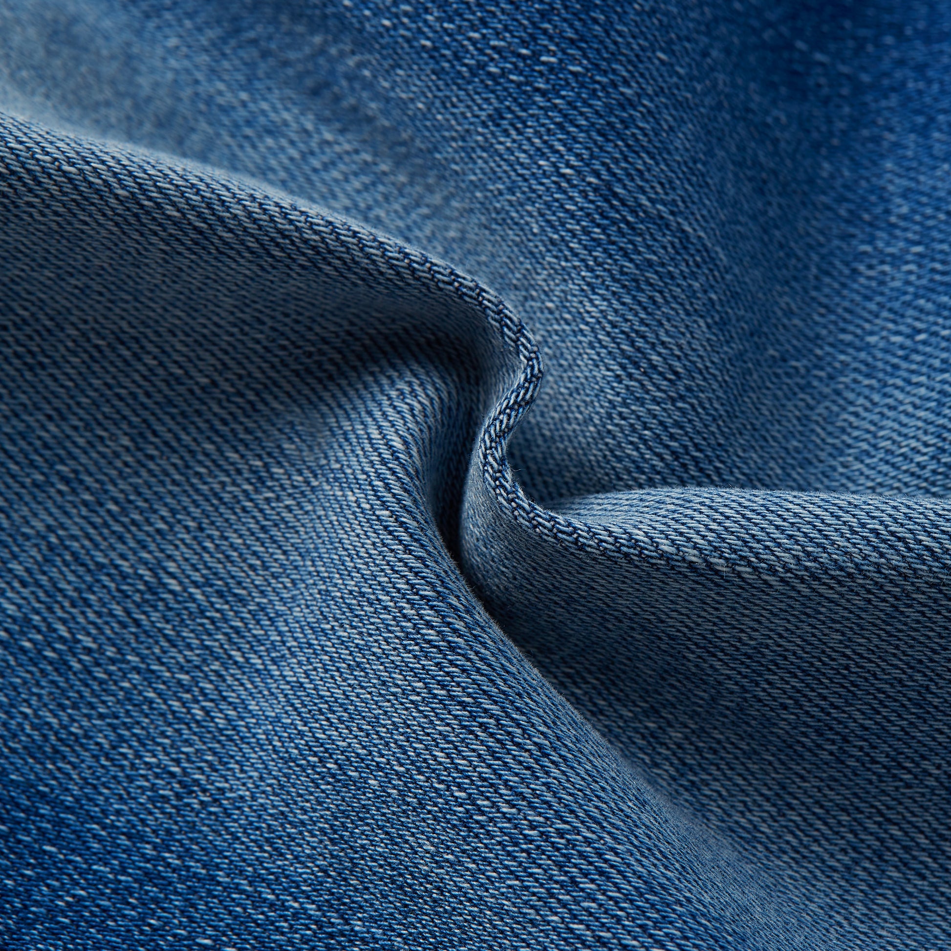 Nahaufnahme des hochwertigen Denimstoffs der G-Star Midge Straight Jeans in Medium Indigo Aged.
