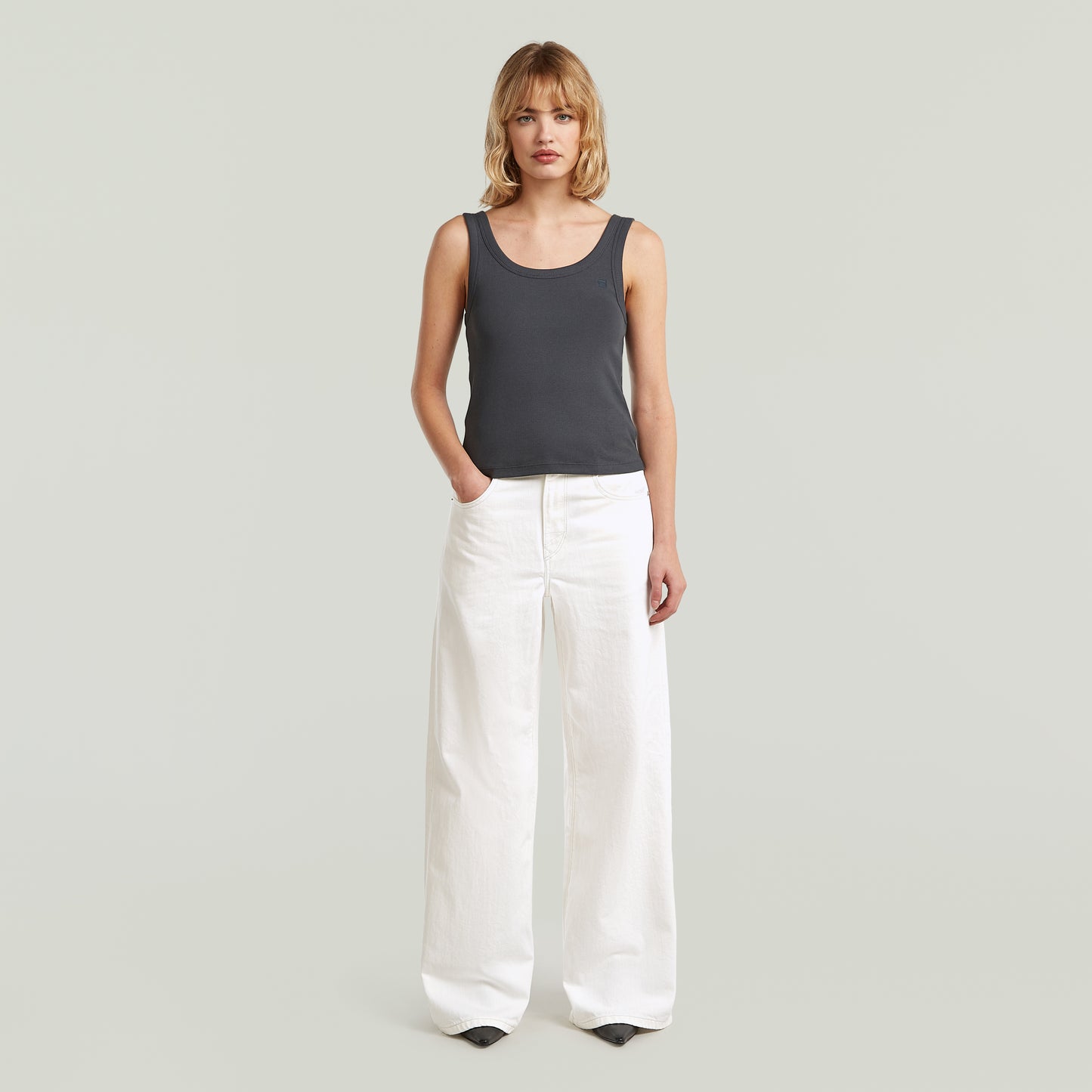 G-Star Judee - Loose - Ecru Damenjeans in heller Waschung mit weitem Bein kombiniert mit dunkelgrauem Tanktop im Casual-Look