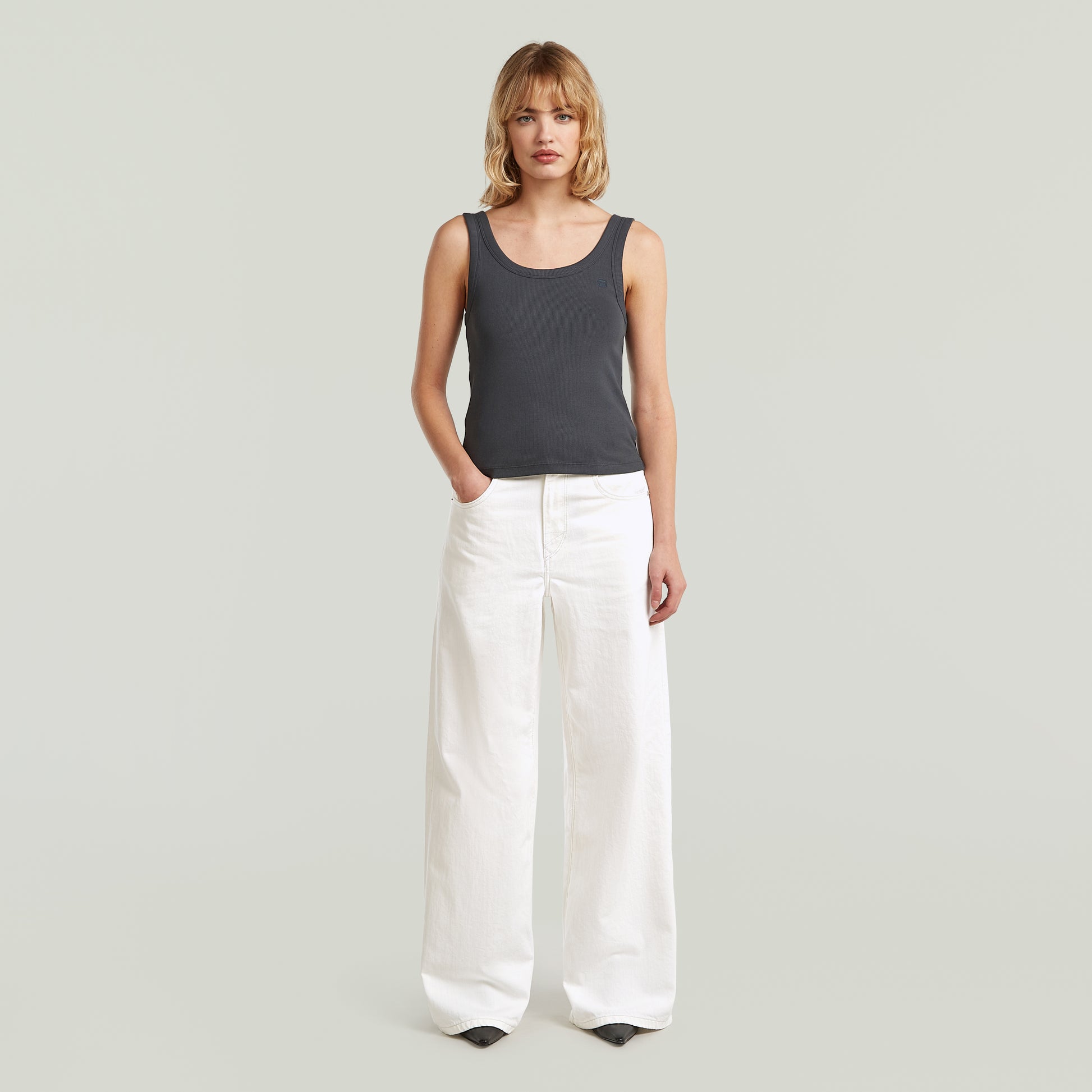 G-Star Judee - Loose - Ecru Damenjeans in heller Waschung mit weitem Bein kombiniert mit dunkelgrauem Tanktop im Casual-Look