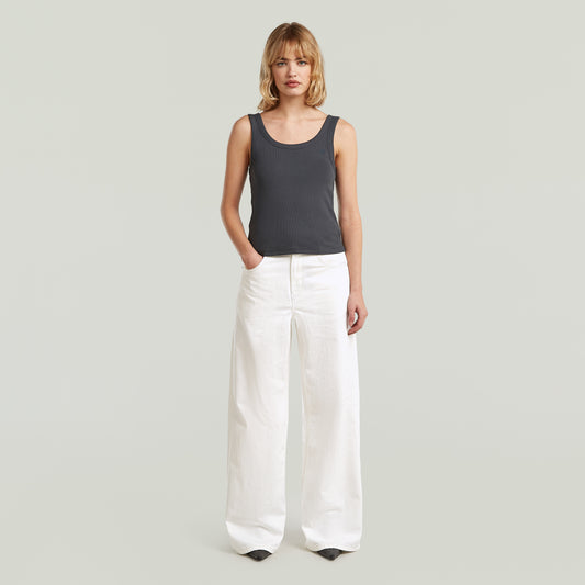 G-Star Judee - Loose - Ecru Damenjeans in heller Waschung mit weitem Bein kombiniert mit dunkelgrauem Tanktop im Casual-Look