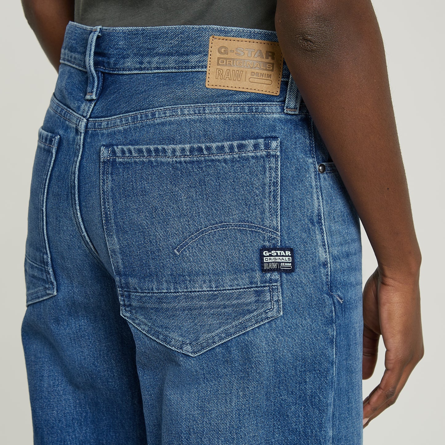 Nahaufnahme der Gesäßtasche der G-Star Judee Loose Jeans in Faded Harbor mit G-Star Logo und hochwertiger Denim-Textur.