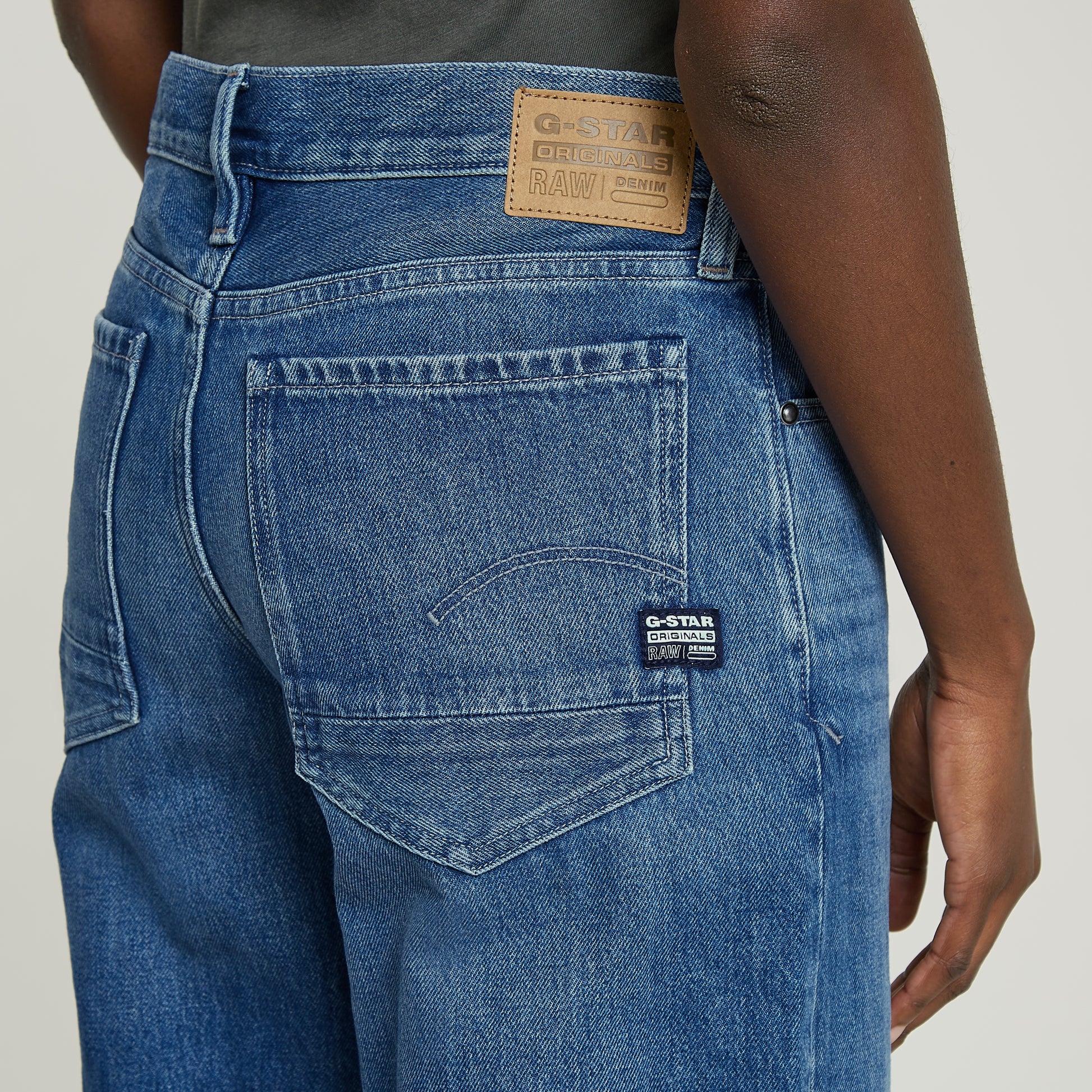 Nahaufnahme der Gesäßtasche der G-Star Judee Loose Jeans in Faded Harbor mit G-Star Logo und hochwertiger Denim-Textur.